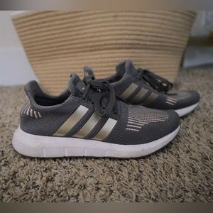 Addidas Womens swift run shoes